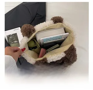 Geräumiger Innenraum der Lammfell-Tasche mit Platz für Bücher und Alltagsgegenstände