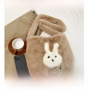 Dettaglio ravvicinato della borsa tote in peluche kaki con coniglio 3D e zampe a righe