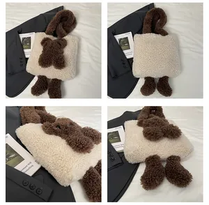 Detail der Teddy-Tragetasche mit 3D-Bären-Design und braunen, flauschigen Griffen