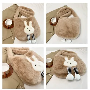 Dettaglio di una grande borsa in peluche marrone con un simpatico coniglio e gambe a righe