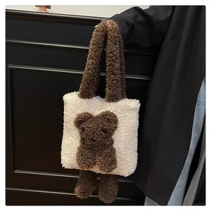 Detail der flauschigen Teddy-Tasche aus Lammwoll-Imitat mit süßem 3D-Bärenanhänger in Braun