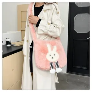 Dettaglio della borsa tote in peluche rosa con coniglio 3D e tracolla in finta pelliccia