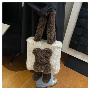 Detailansicht der flauschigen Teddy-Fleece-Tasche mit einem süßen braunen 3D-Bären-Dekor