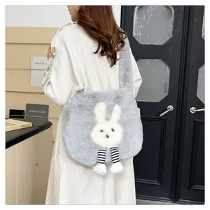 Dettaglio della borsa di peluche grigia con un simpatico coniglio 3D e gambe a strisce