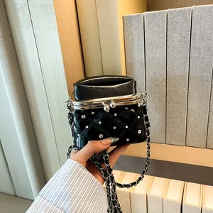 Detail der schwarzen gesteppten Mini-Clutch mit Strass und silbernem Metallverschluss