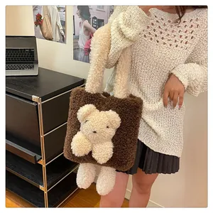 Detail der braunen Plüschtasche mit 3D-Teddybär aus Lammwolle an der Schulter