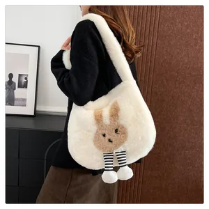 Dettaglio della borsa a tracolla in peluche bianco panna con ricamo a coniglio e gambe