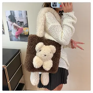 Detail der Teddy-Plüschtasche mit süßer 3D-Bärenfigur und weichem Kunstfellgriff
