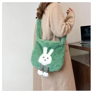 Dettaglio della borsa a tracolla in peluche verde salvia con coniglio bianco e gambe