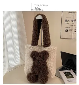Detail der Teddy-Einkaufstasche mit süßem 3D-Bärenmotiv aus flauschigem Lammwoll-Imitat