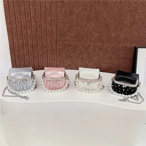 Mini-Handtasche aus Metallic-Falten mit PerlenGriff und Kettengurt in vier Farben
