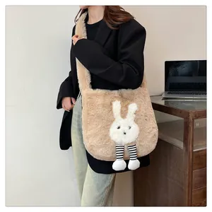 Dettaglio della borsa a tracolla in peluche kaki con toppa a forma di coniglio carino