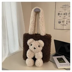 Detailansicht der flauschigen Tragetasche mit 3D-Bär und weicher Plüschstruktur im Licht