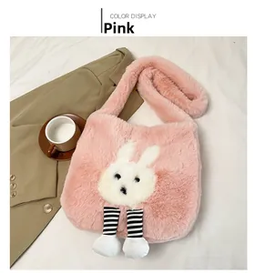 Borsa tote in peluche rosa con design a coniglio bianco e dettagli a righe su tessuto