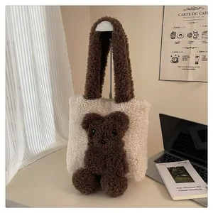 Detail einer Plüsch-Tragetasche aus Lammwolle mit einem süßen braunen 3D-Teddybären