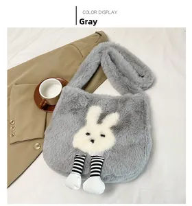 Dettaglio della borsa in peluche grigio con patch a coniglio e gambe a strisce