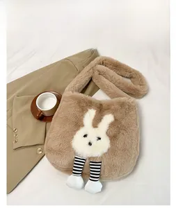 Dettaglio della borsa in peluche kaki con testa di coniglio 3D e gambe a strisce