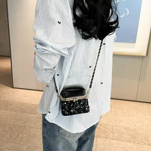 Elegante schwarze gesteppte Kettentasche mit weißen Perlen und Metallverschluss