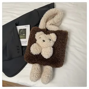 Detailansicht des Teddy-Plüschstoffs und des 3D-Bären an der braunen Tragetasche