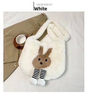 Dettaglio borsa a tracolla in peluche bianca con toppa a coniglio e gambe a righe