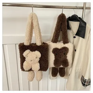 Detailaufnahme der flauschigen Lammfell-Tote-Bags mit süßem 3D-Plüschbären-Patchwork