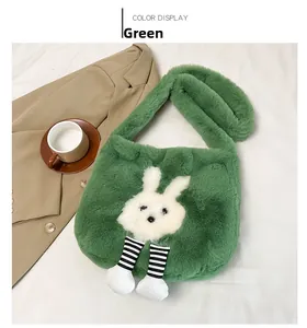 Dettaglio borsa di peluche verde con ricamo a coniglio e gambe 3D a righe