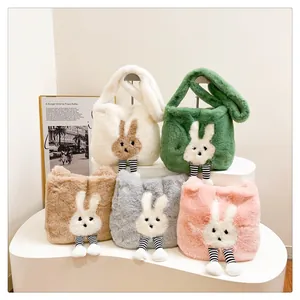 Borse tote in peluche a forma di coniglio mostrate in bianco verde marrone grigio e rosa
