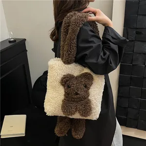 Shopper aus Lammfell-Imitat mit süßem 3D-Bären-Design und dicken braunen Schultergurten