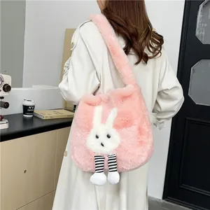 Borsa tote in peluche rosa con decorazione a coniglio 3D indossata da una modella