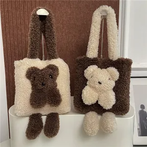 Shopper-Tasche aus Lammfell-Imitat mit niedlichem 3D-Bären-Design in Beige und Braun