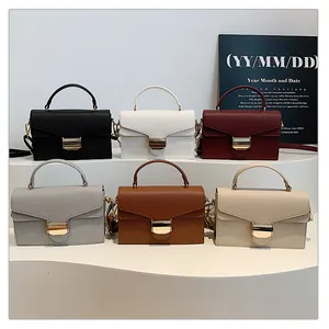 Collection de sacs à main en cuir grainé en six couleurs sur des marches blanches