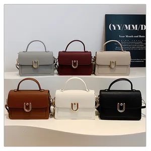 Détails de sacs à main en cuir grainé avec boucles métalliques élégantes en U