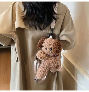 Detail van pluizige honden knuffeltas met rode polkadot sjaal en schouderband