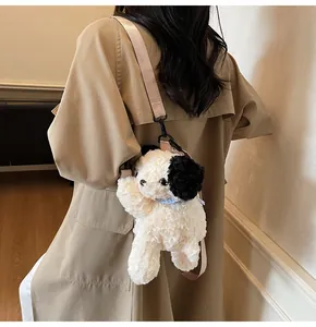 Detail van pluche puppy schoudertas met pluizige textuur en roze riem op een model
