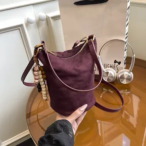 Damen Vintage Gesteppte Wildlederimitat Eimertasche Koreanischer Stil Pendler Schultertasche Umhängetasche Mit Perlenanhänger Mode Handtasche