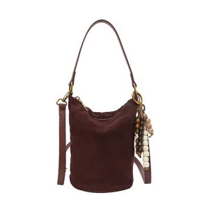 Retro burgunderrote Eimer-Tasche aus Wildleder mit Rautensteppung und Perlenanhänger