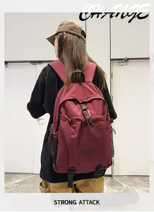 Detailansicht eines weinroten Rucksacks mit großem Fassungsvermögen und verstellbaren Gurten