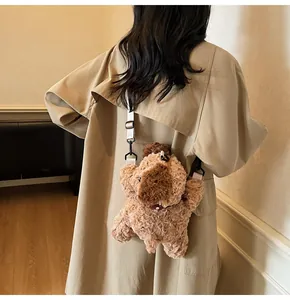 Detail van pluche hond schoudertas met verstelbare riem en zachte bruine imitatievacht
