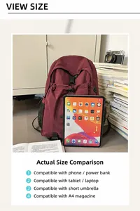 Detailaufnahme weinroter Rucksack mit großem Fassungsvermögen für Laptop und Kamera