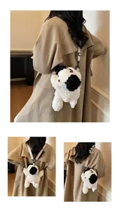 Detailopname van dalmatiër knuffeltas met roze banden en blauwe strik voor diverse stijlen