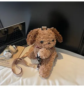 Detail van de pluche honden-crossbodytas met bruine krullende vacht en riem
