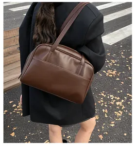 Nahaufnahme der dunkelbraunen Vintage-Einkaufstasche mit langen Griffen im Herbst-Stil