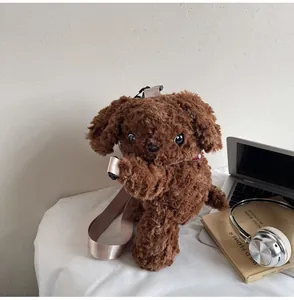 Detail van pluchen hond schoudertas met bruine krulvacht en verstelbare nylon riem