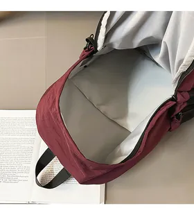 Detailansicht des großen Hauptfachs im dunkelroten Nylonrucksack von oben gesehen