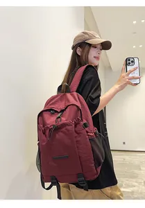 Rückansicht eines großen weinroten Nylon-Rucksacks mit seitlichen Netztaschen und Trägern
