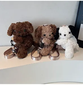 Detailweergave van drie pluche hondvormige crossbodytassen in bruine en witte lamswol