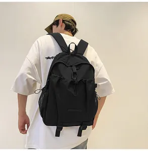 Rückansicht eines schwarzen Nylon-Rucksacks mit Kordelzug und verstellbaren Gurten