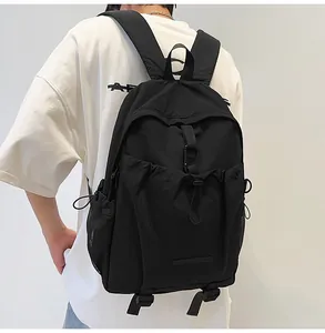 Details des schwarzen Freizeitrucksacks mit Kordelzug und robuster Nylonstruktur