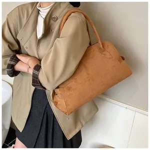 Detailaufnahme der braunen Wildledertasche mit verstärkten Nähten und mattem Material