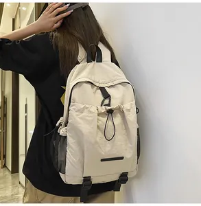 Detailansicht eines cremefarbenen Rucksacks mit Kordelzugfach und praktischer Seitentasche